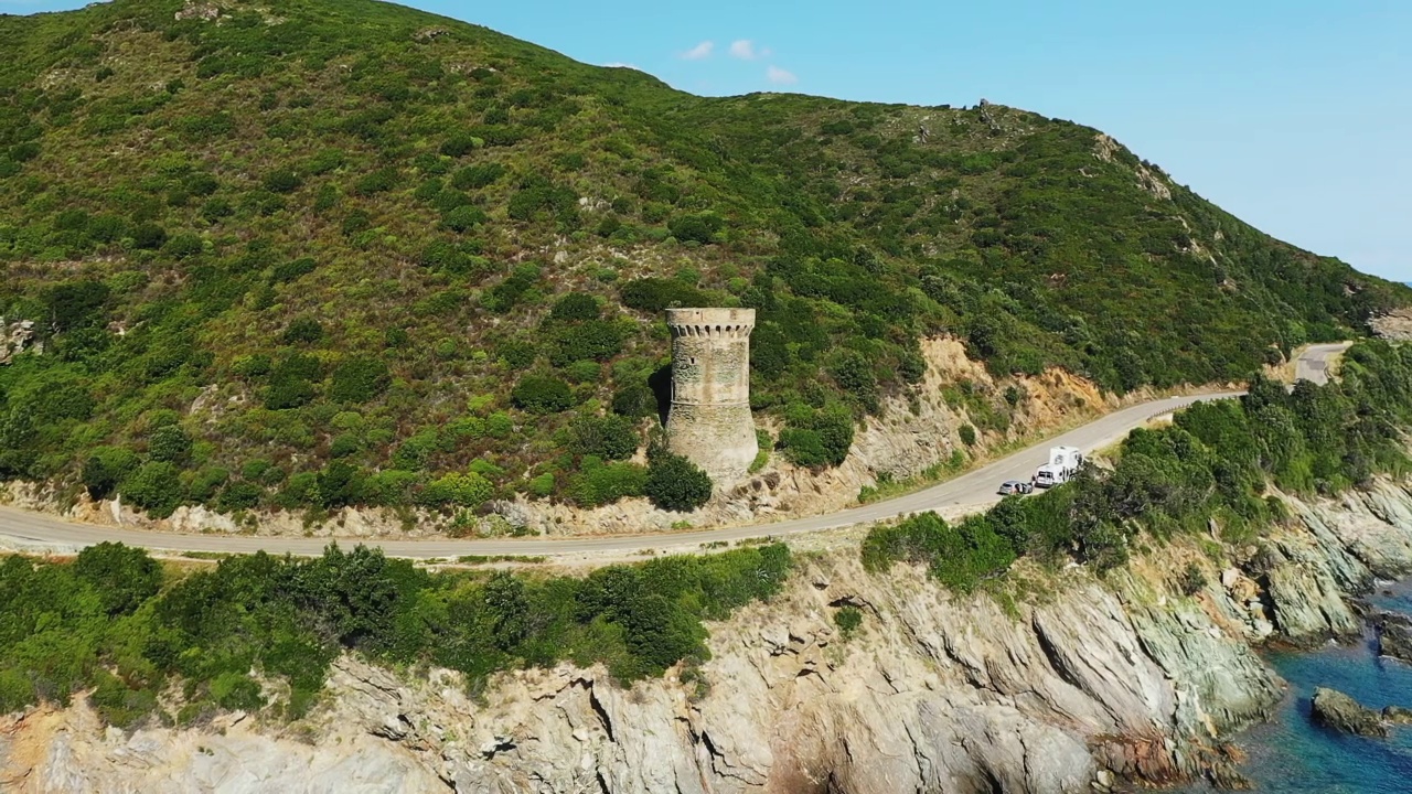热那亚Osse塔在绿色的乡村陡峭的岩石上，在欧洲，法国，科西嘉，向巴斯夏，地中海，在夏天，阳光明媚的日子。视频下载