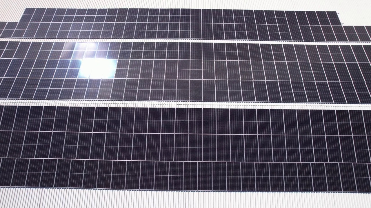 屋顶的太阳能电池板，考虑可持续性和节能，自我可持续，清洁。生态正确视频素材
