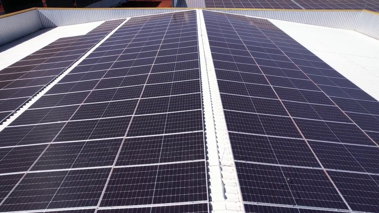 屋顶的太阳能电池板，考虑可持续性和节能，自我可持续，清洁。生态正确视频素材