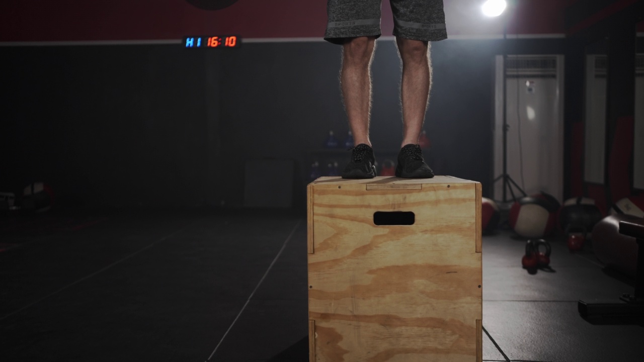 健美男子在健身房大力跳箱子。健身俱乐部，锻炼。视频素材