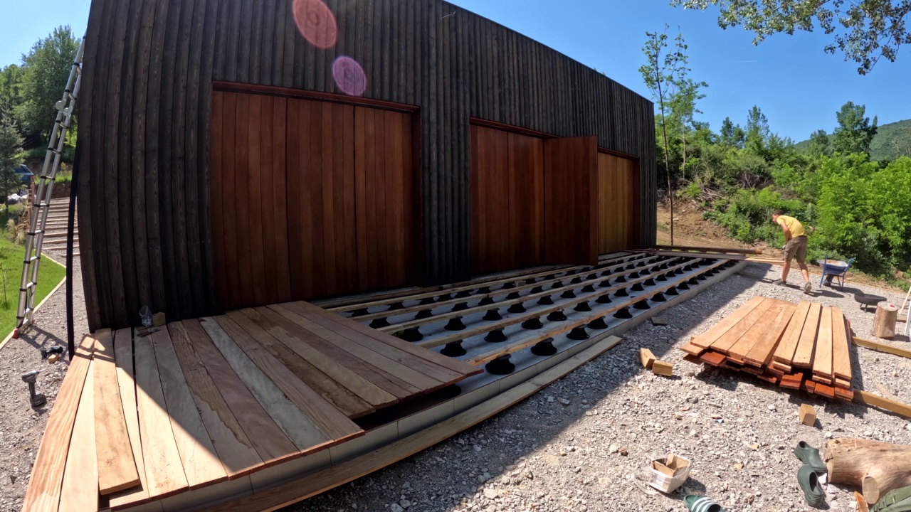 木屋前铺设木板的过程视频素材