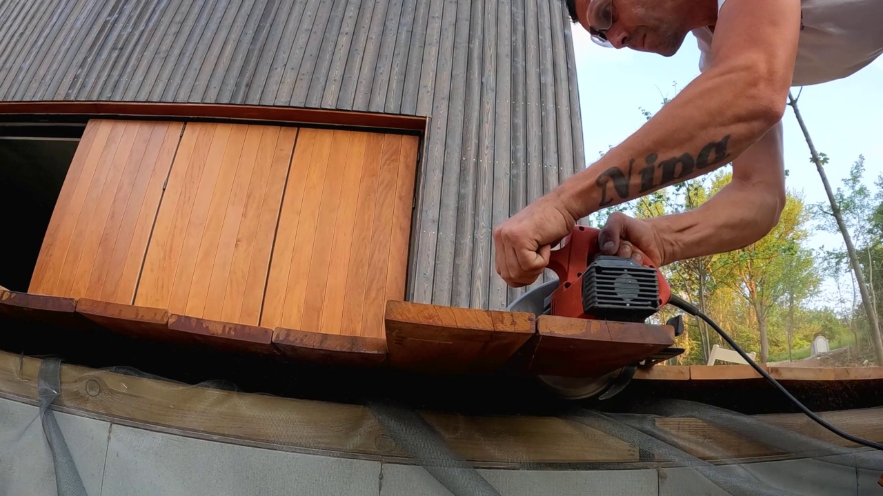 木匠用手锯切割地板视频素材