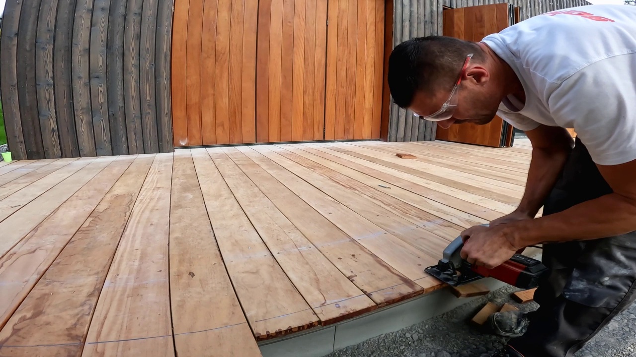木匠用手锯切割地板视频素材