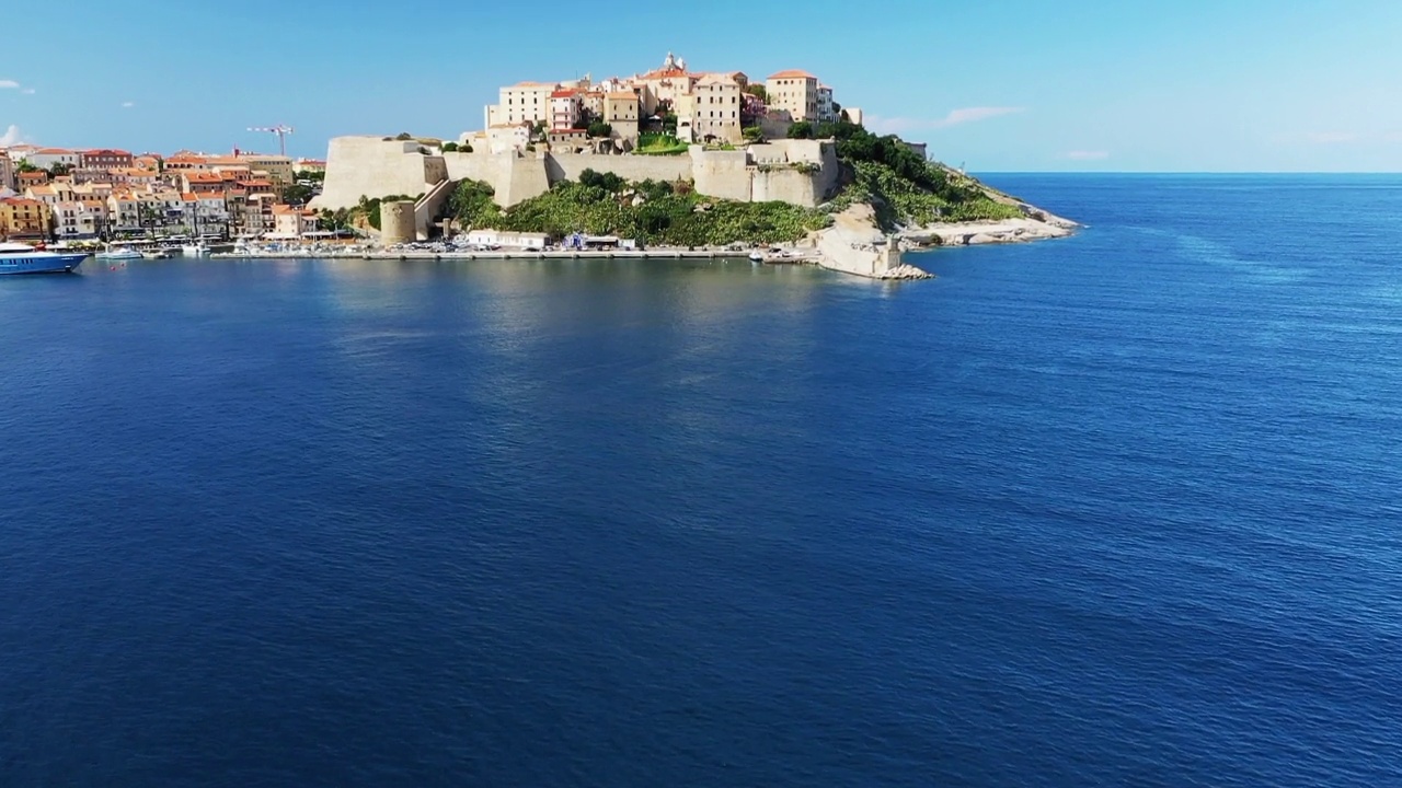 中世纪的卡尔维堡垒在岩石上，在欧洲，在法国，在科西嘉岛，在地中海边，在夏天，阳光明媚的日子。视频下载