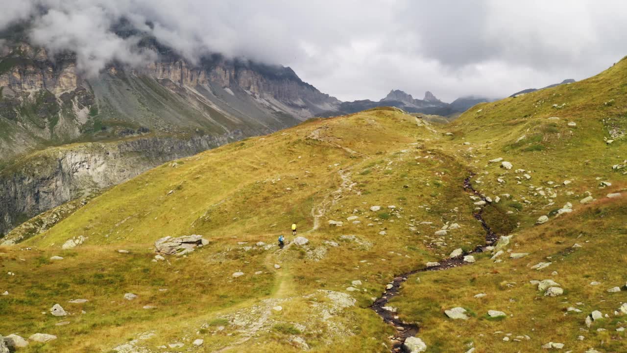 在阿尔卑斯山徒步旅行的游客视频下载