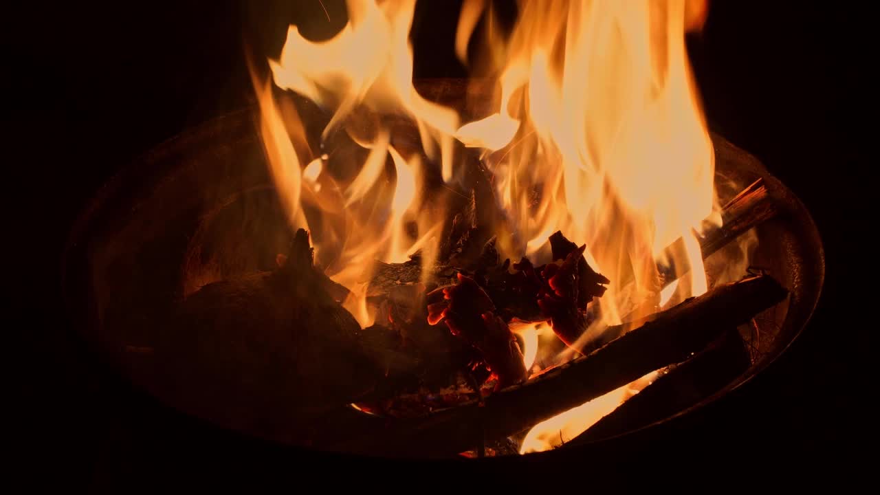 晚上木柴在炉子里燃烧。视频素材