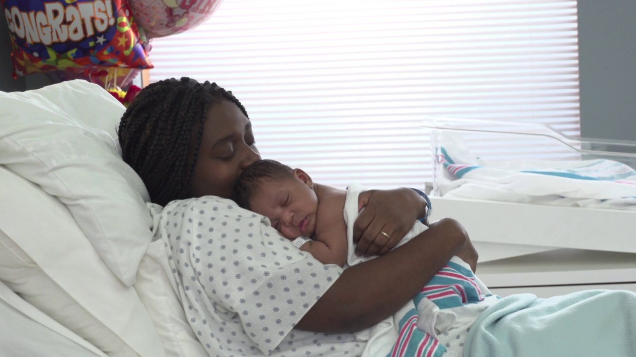 幸福的母亲和她的新生儿在医院视频下载