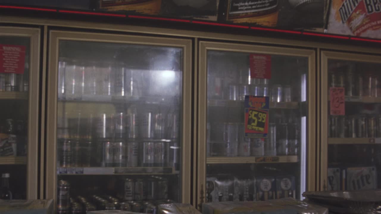 便利店内放啤酒和饮料的冰箱门的中等角度视频素材