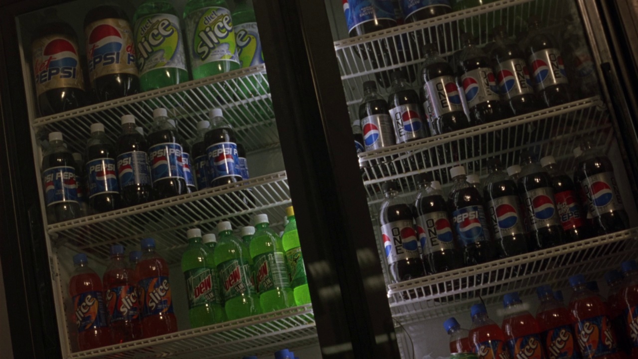 冰箱架子上的中等角度的苏打水瓶被击中。瓶子倒了视频素材