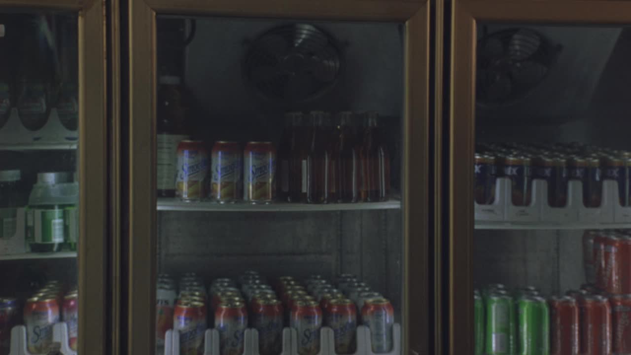 冰箱内搁板上的汽水罐呈中等角度视频素材