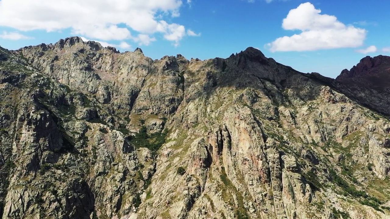 山脉中间的陡峭岩石，在欧洲，在法国，在科西嘉，向阿雅克肖，地中海，在夏天，阳光明媚的日子。视频下载