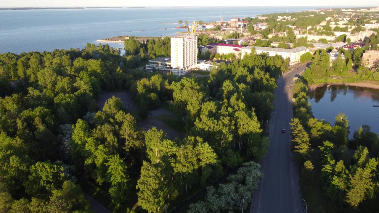 在俄罗斯彼得罗扎沃茨克的中心街道上空飞行视频素材