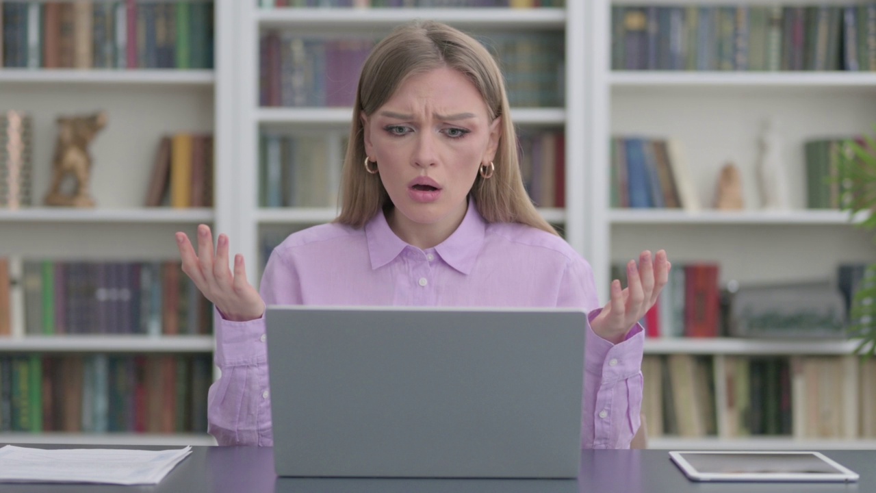 女人在使用笔记本电脑时的失落反应视频素材