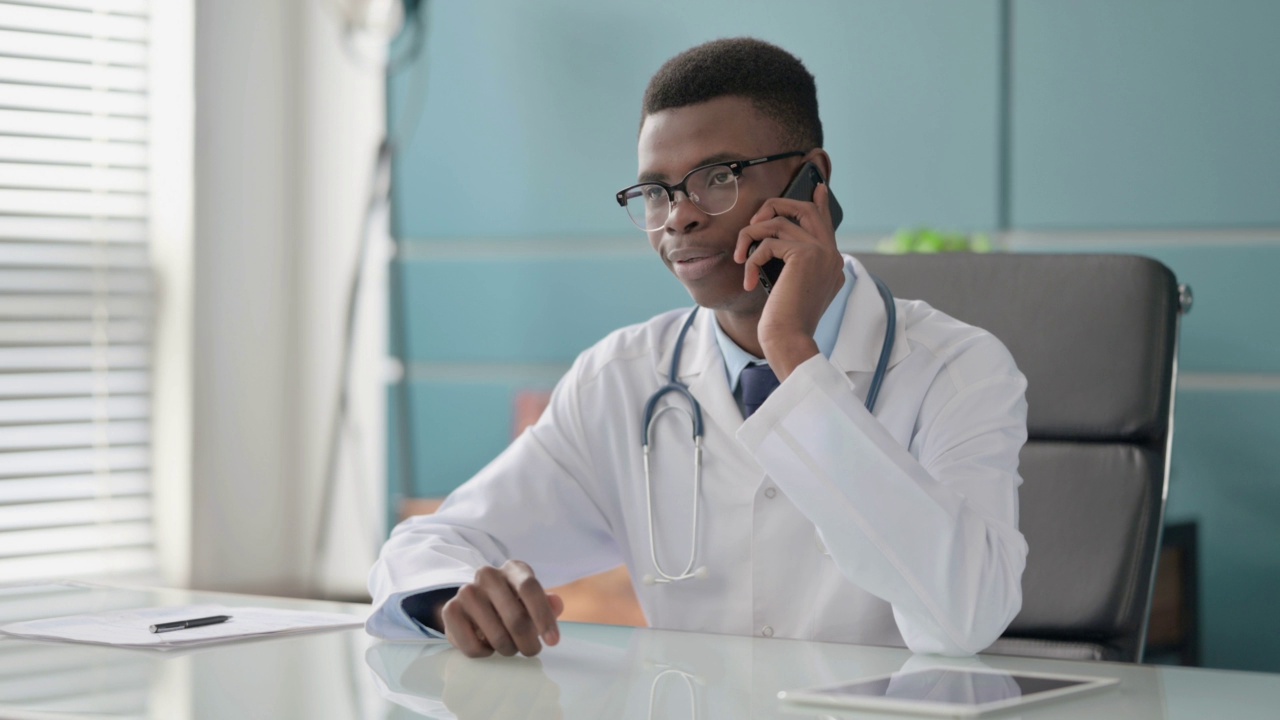 年轻的非洲医生在办公室打电话视频素材