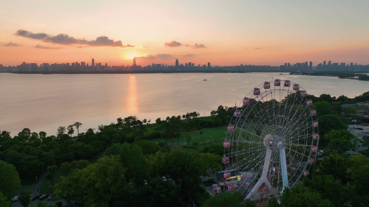 中国武汉的湖泊和城市天际线的鸟瞰图视频下载