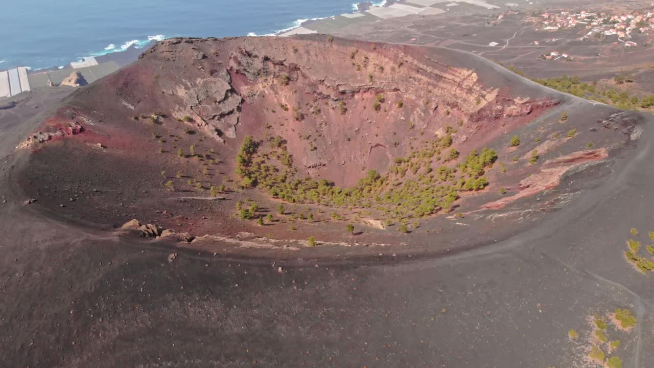 从空中俯瞰拉帕尔马富恩卡连特的圣安东尼奥火山视频下载