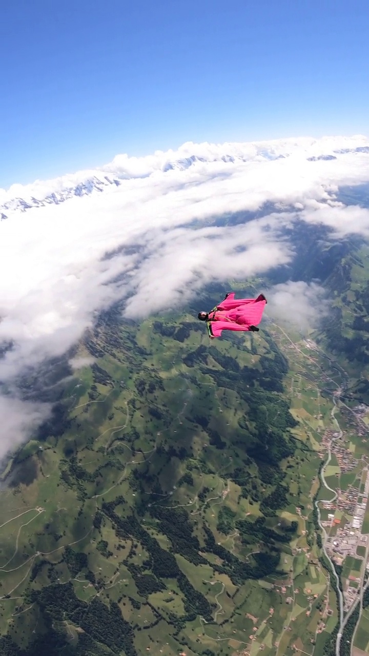 穿着翼装的飞行者在瑞士的山景上翱翔视频下载