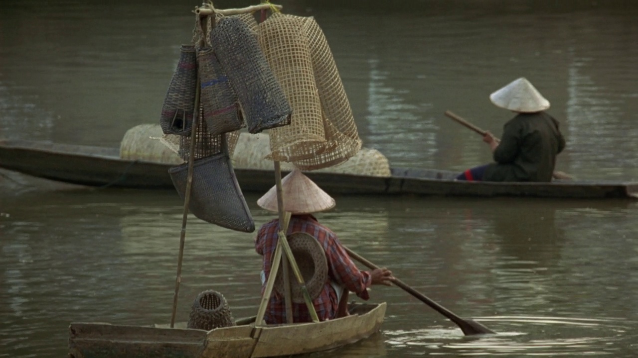 西贡附近港区角度中等。船，人们把渔网卷在小船上。钓鱼,渔夫视频素材