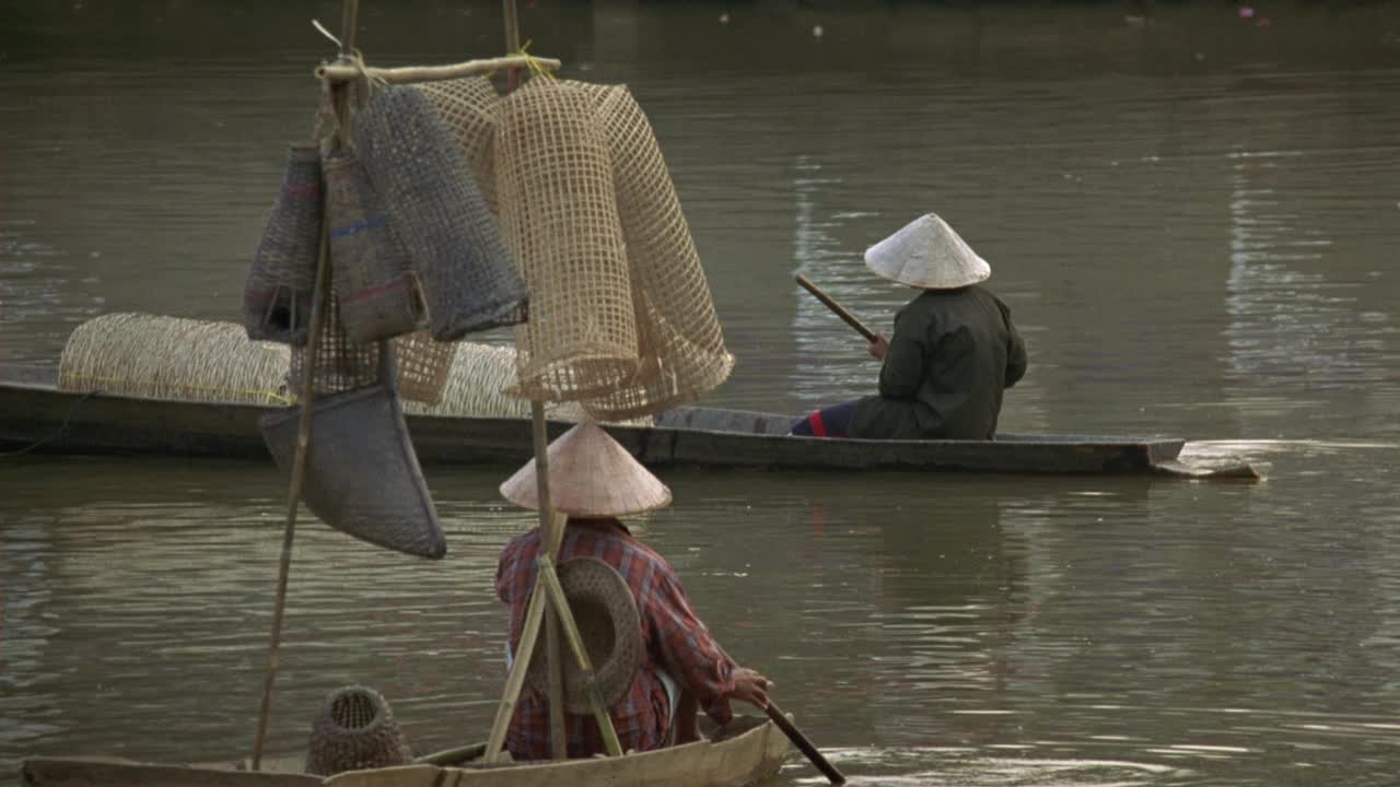 西贡附近港区角度中等。船，人们把渔网卷在小船上。钓鱼,渔夫视频下载