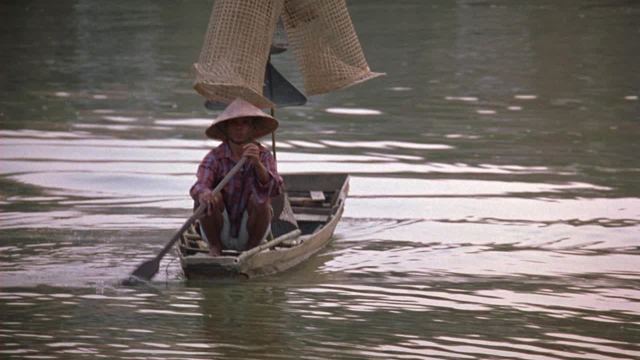 西贡附近港区角度中等。船，人们把渔网卷在小船上。钓鱼,渔夫。在小吃摊准备饭菜的女人。可能是海滩食品小贩视频素材