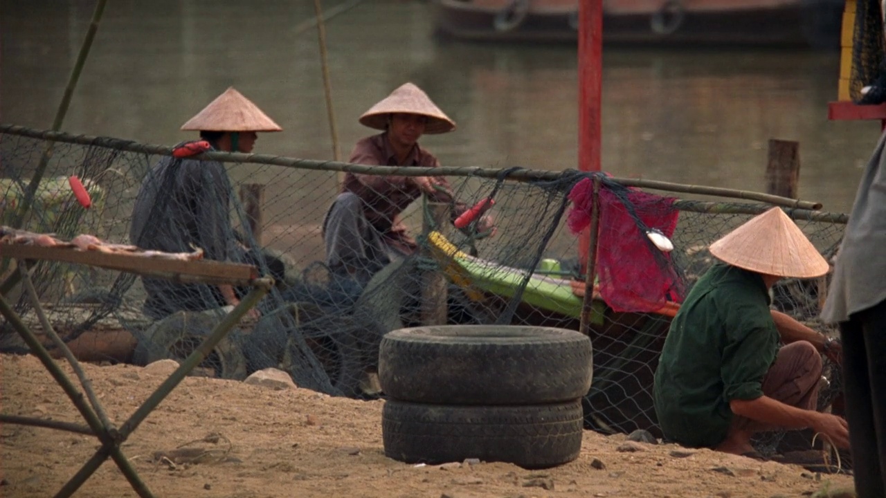 广角渔村。男人准备渔网，海滩，船，码头，狗见。工人视频素材