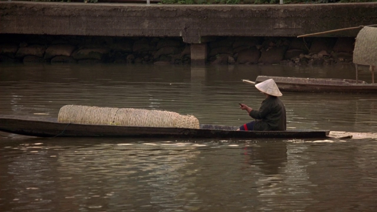 西贡附近港区角度中等。船，男人卷起渔网。小艇。渔船渔民视频素材