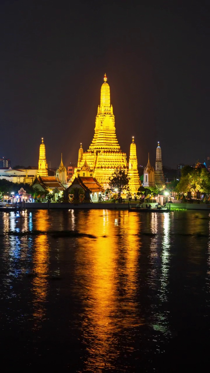 在泰国曼谷，阿伦寺与湄南河的垂直时间推移视频素材