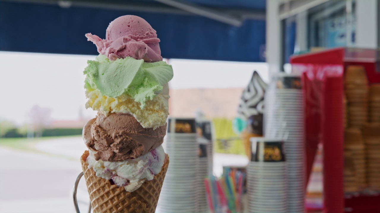 有许多不同种类的彩色冰淇淋的甜筒视频素材