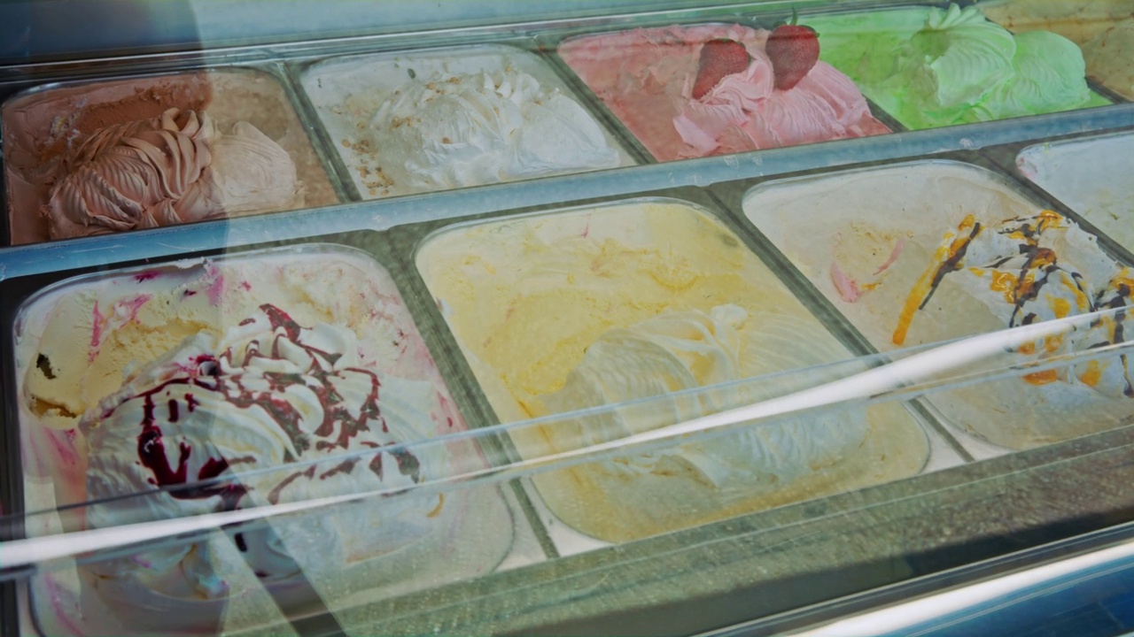 一个冰淇淋小贩展示不同种类的冰淇淋视频素材