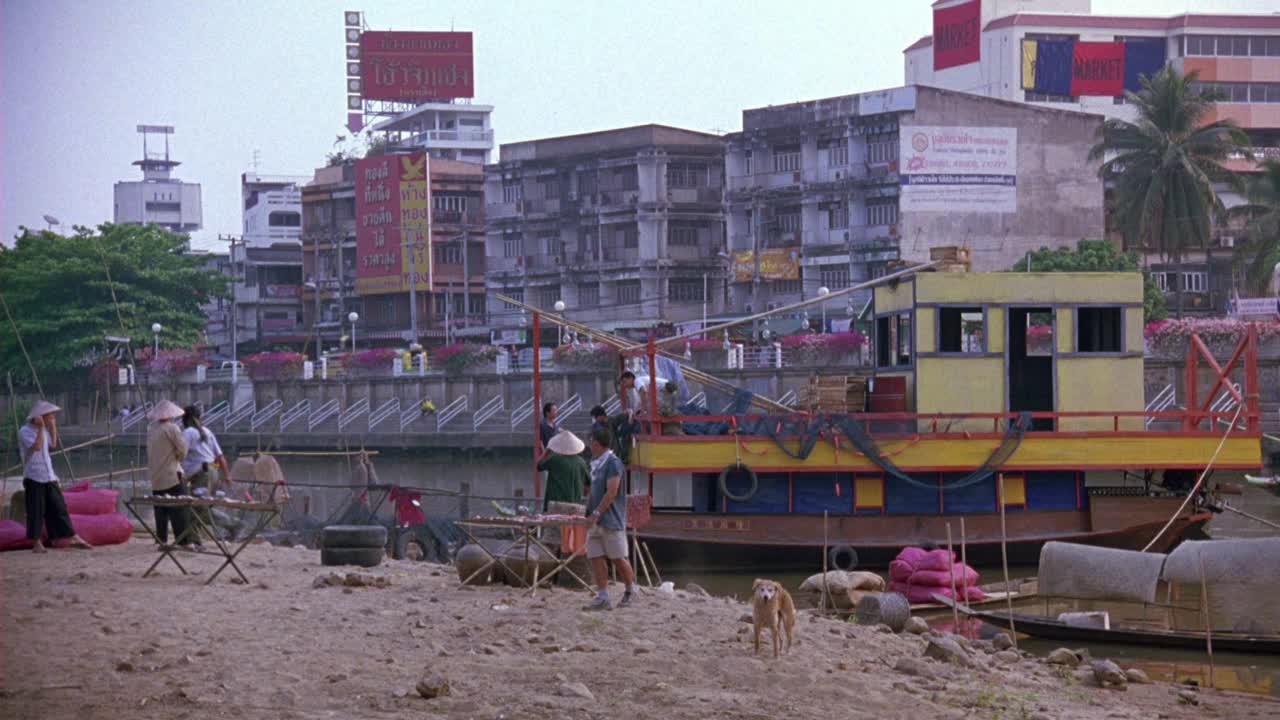 西贡附近海滩或港湾的广角。船,男人工作视频素材