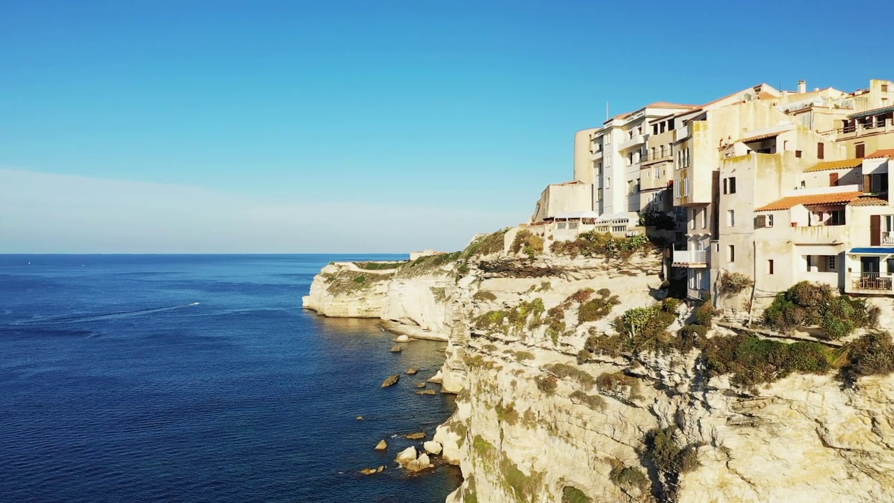 博尼法乔市的房屋在悬崖上，在欧洲，在法国，在科西嘉，朝向阿雅克肖，在地中海边，在夏天，阳光明媚的日子。视频下载