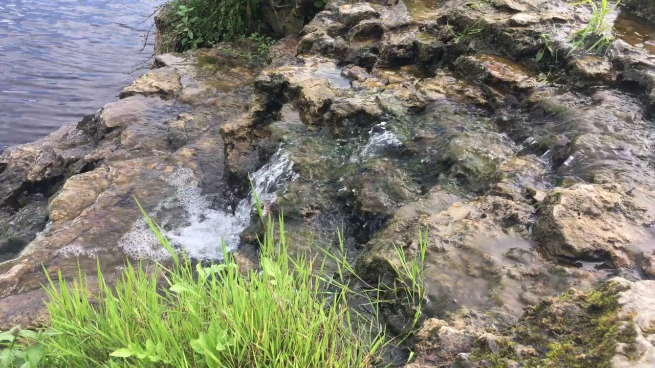 拉脱维亚库尔迪加文塔河上美丽的欧洲瀑布。高质量的全高清镜头视频素材