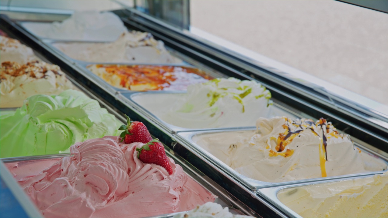冰淇淋摊贩展示不同种类的冰淇淋视频素材