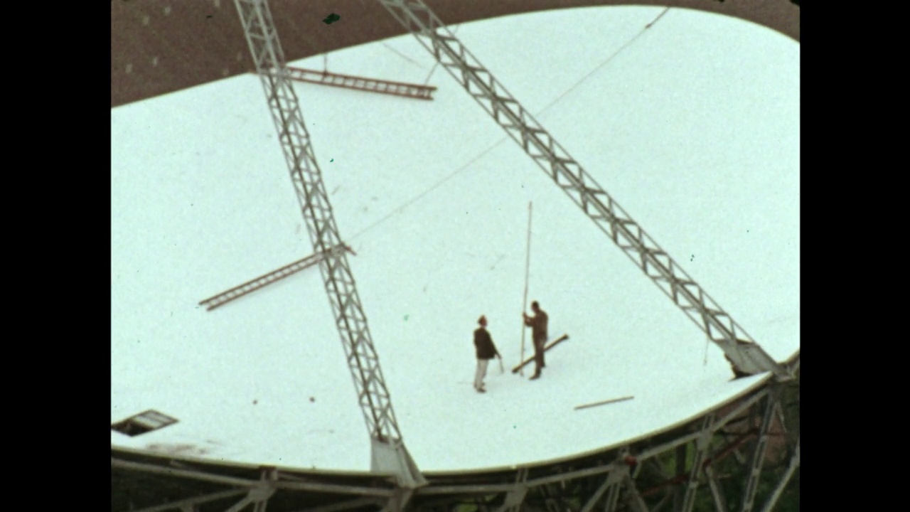 航拍放大英国人站在大型射电望远镜上;1969视频下载