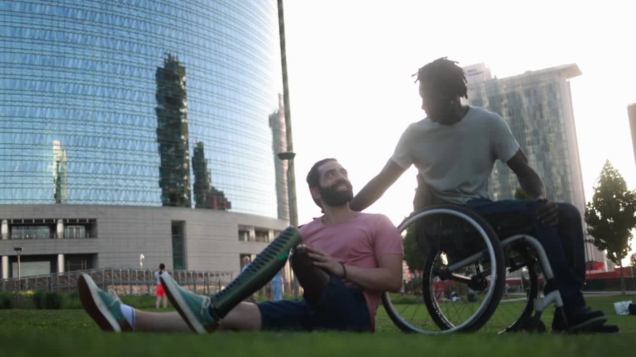 残疾的朋友们在公园城玩得很开心视频下载