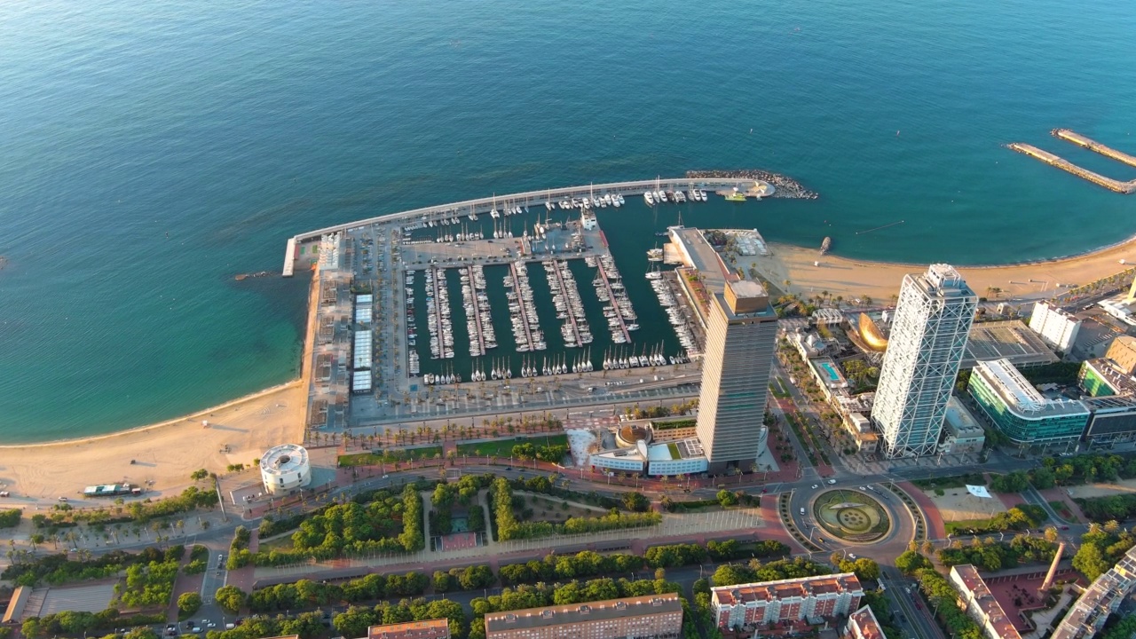 巴塞罗那奥林匹克港，Ciutadella, Vila Olimpica，夏日日出时的鸟瞰图。靠近海岸有船只的港口视频素材