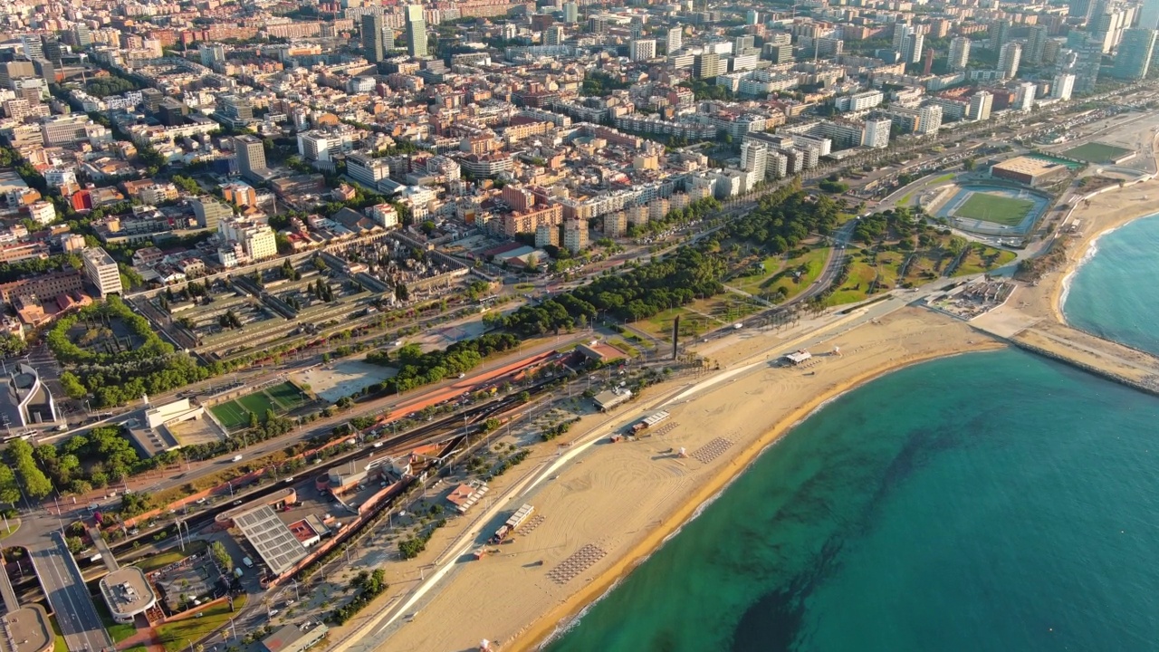 巴塞罗那海滩，La Nova Mar Bella和La Nova Icaria海滩的鸟瞰图。这个420米长的海滩，在1992年奥运会期间随着城市重建而崛起视频素材