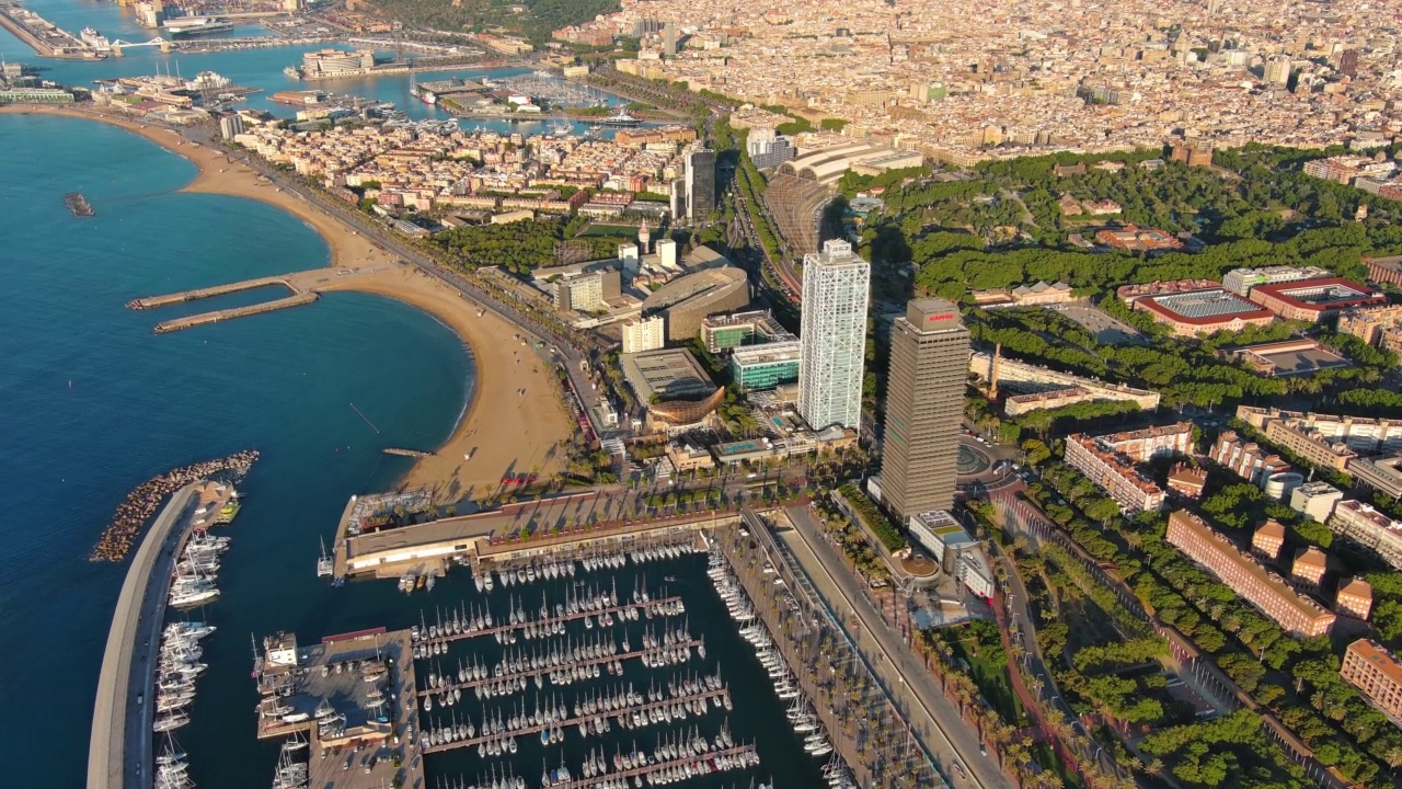 巴塞罗那奥林匹克港，Ciutadella, Vila Olimpica，夏日日出时的鸟瞰图。靠近海岸有船只的港口视频素材