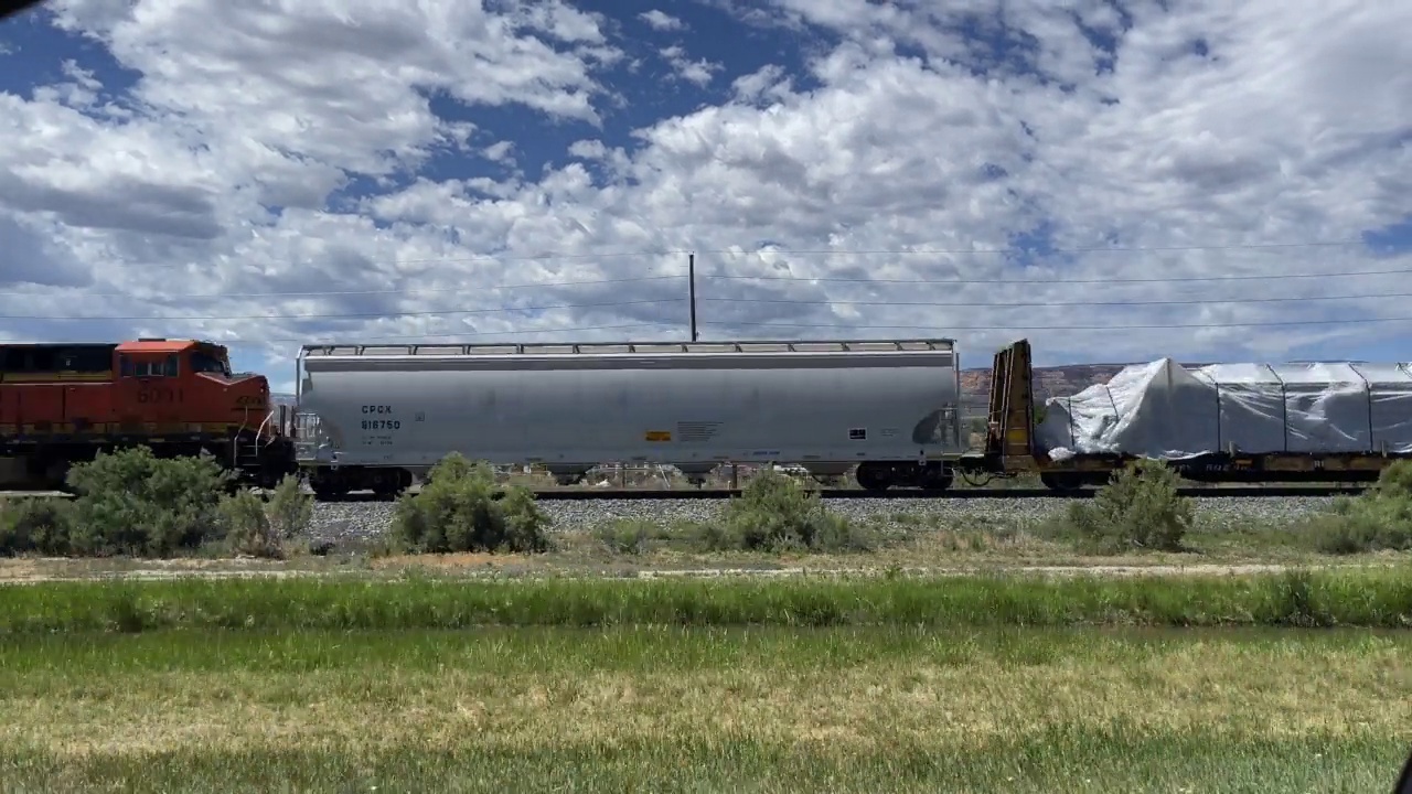 驾驶旁边的货运火车在乡村西部科罗拉多实时运输视频系列视频下载