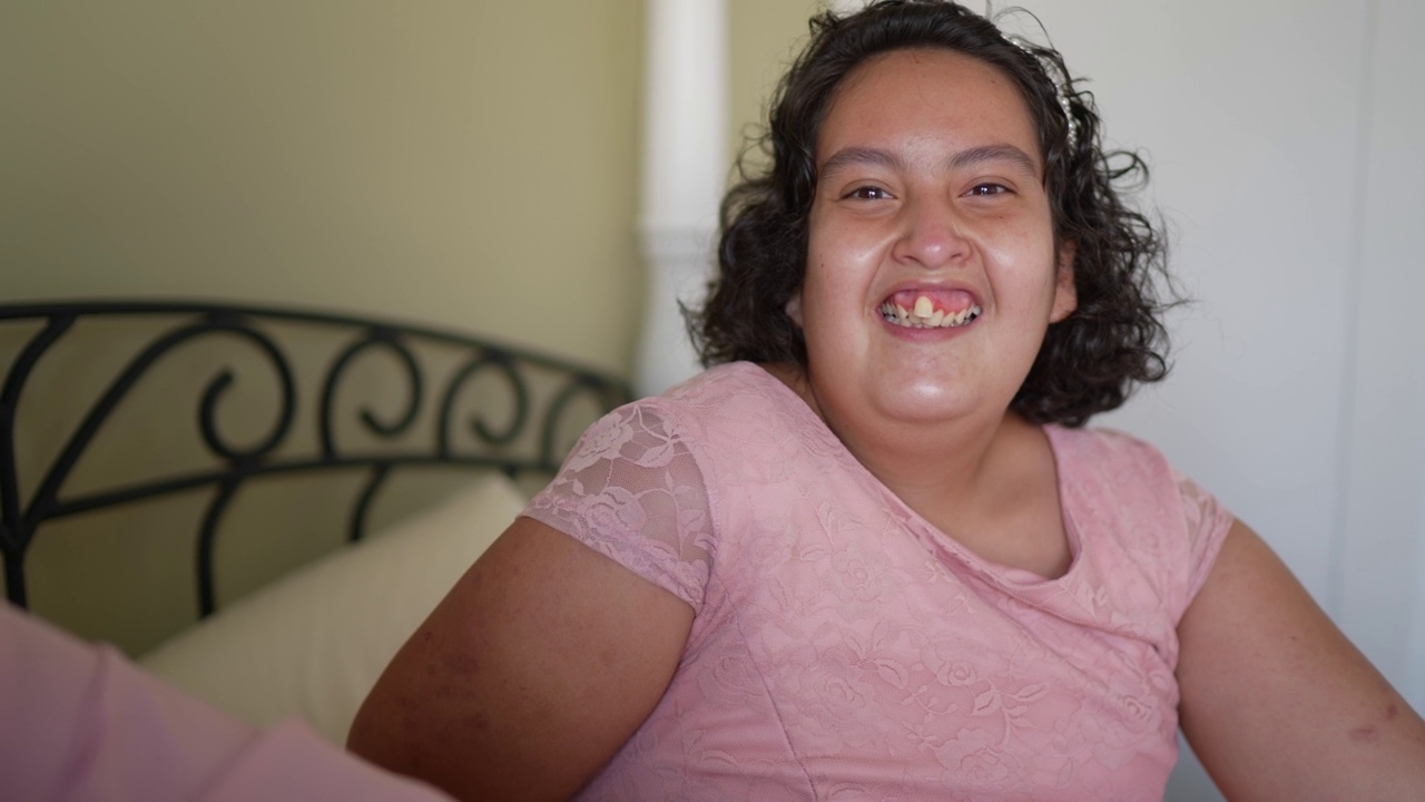 一个精神运动障碍女孩在家的画像视频下载