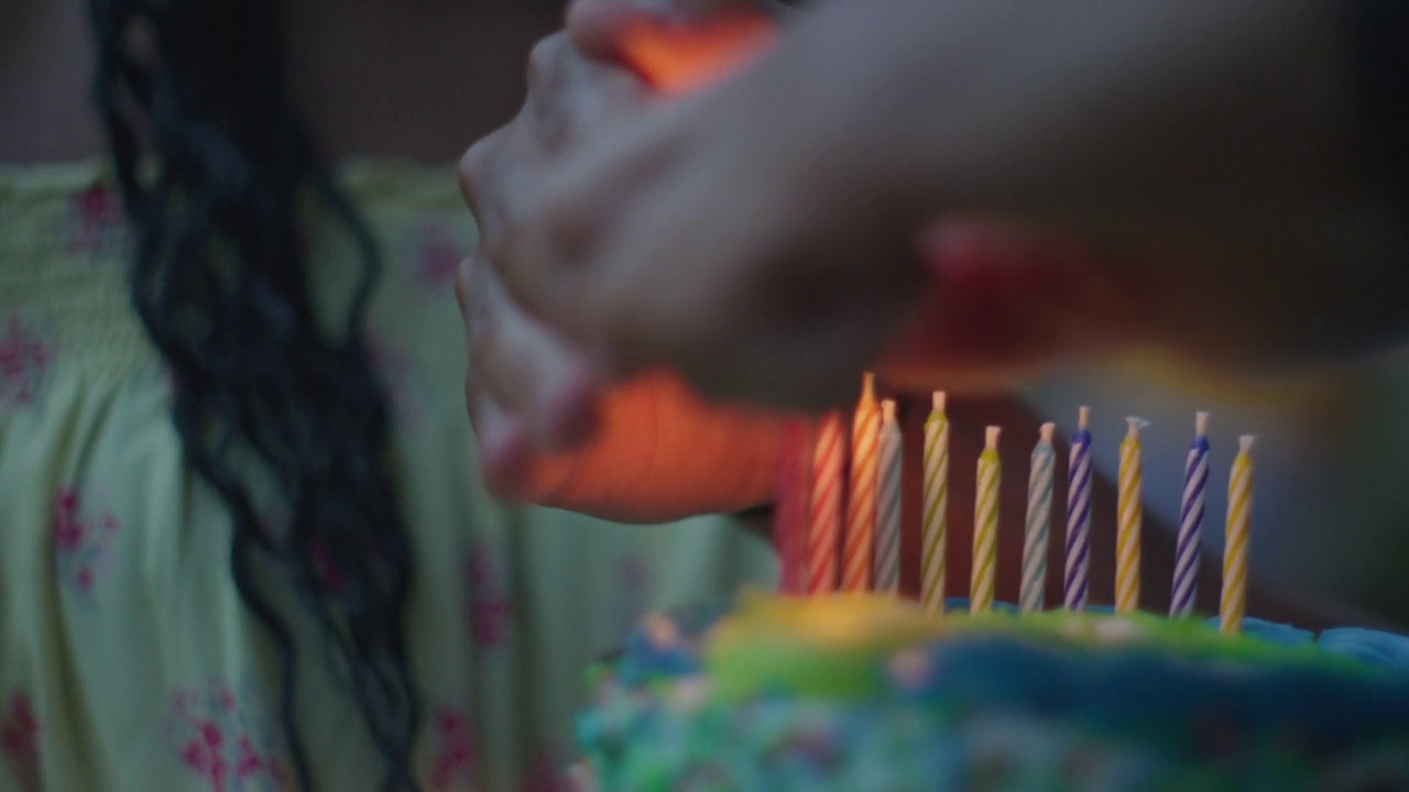 一名男子在生日蛋糕上点燃生日蜡烛视频下载
