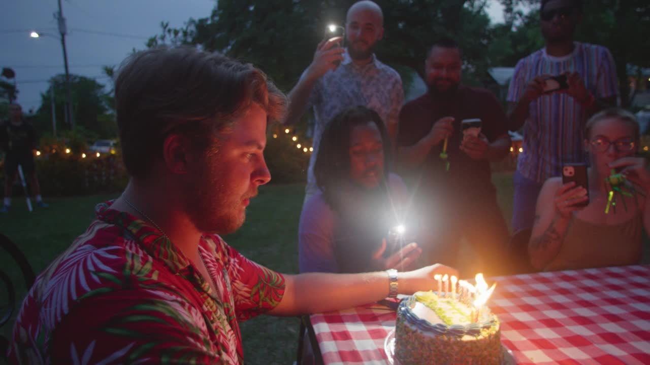 一名男子在生日派对上被朋友砸到生日蛋糕上视频素材