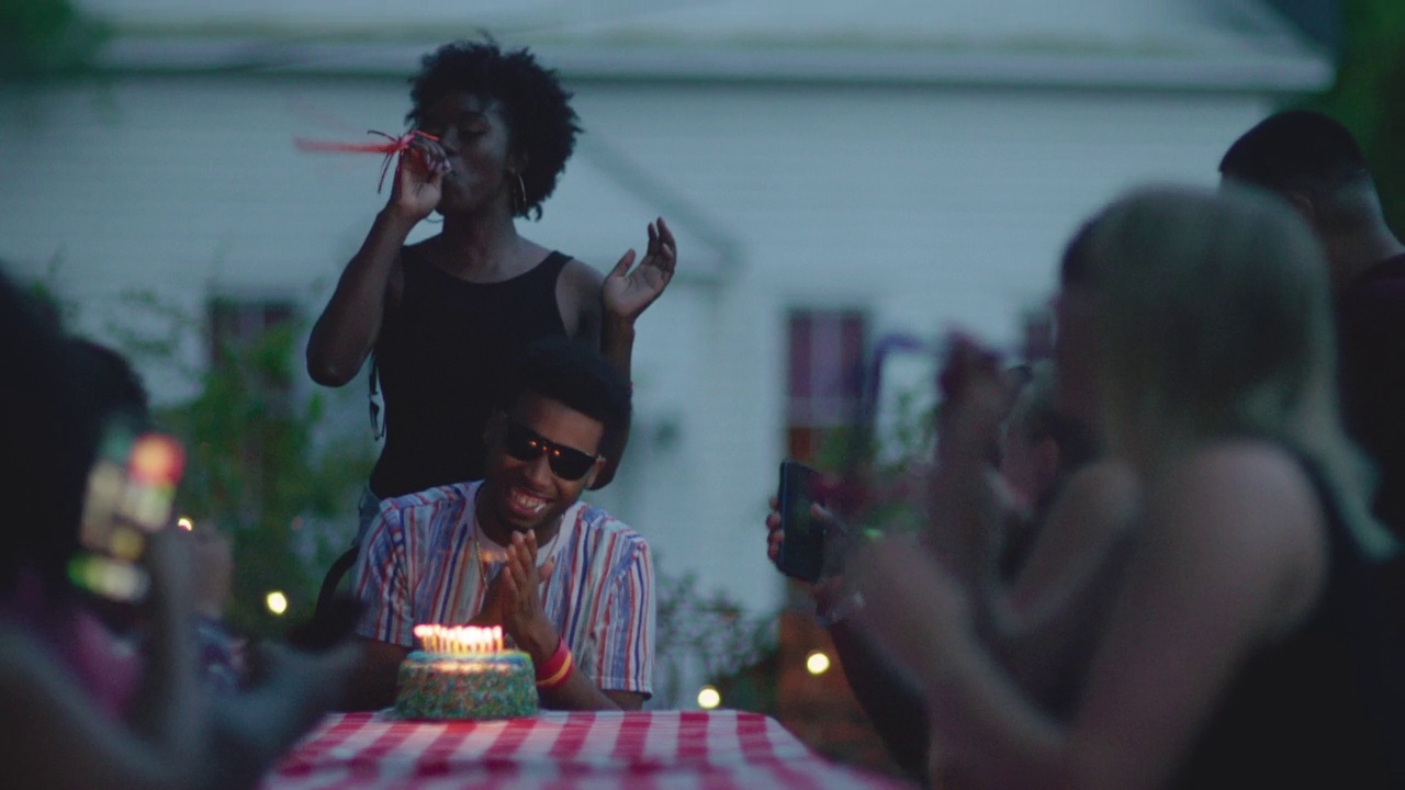 一个人在生日聚会上许愿并吹灭蜡烛视频素材