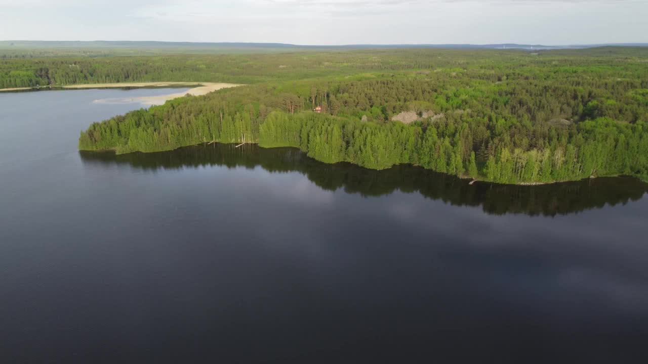 卡累利阿的湖泊，森林和村庄附近的Petrozavodsk，俄罗斯视频下载