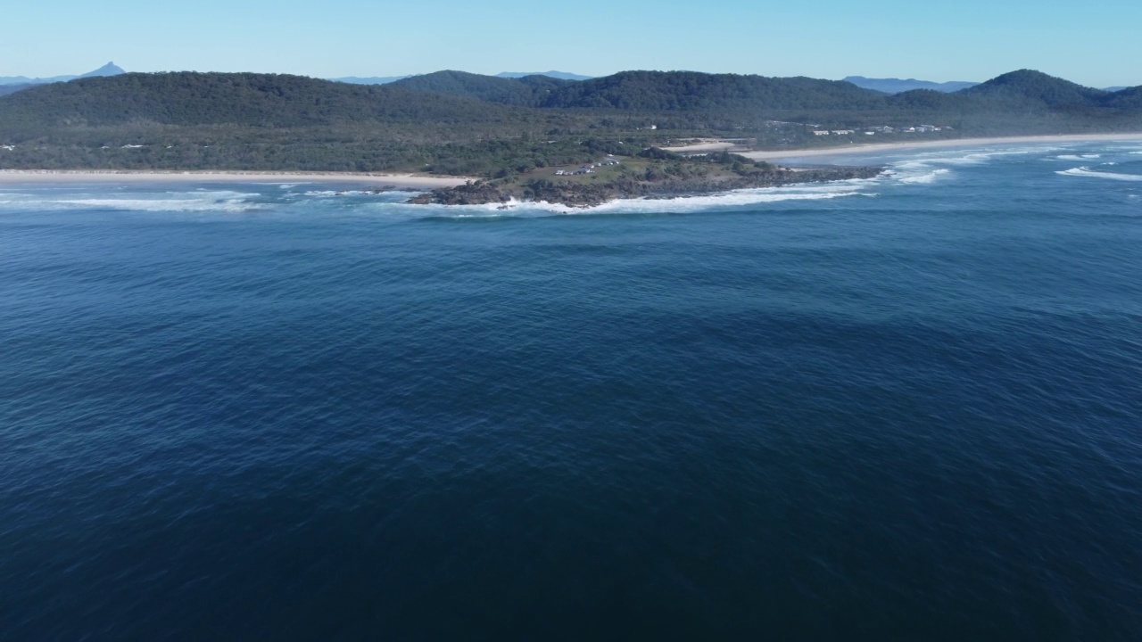 无人机视图飞向黑斯廷斯点和围绕在澳大利亚新南威尔士州北部海岸视频素材