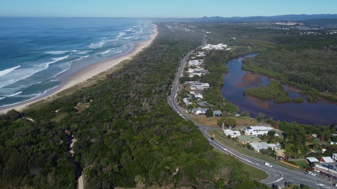 静态广角无人机拍摄的新南威尔士州黑斯廷斯点的海边村庄视频素材