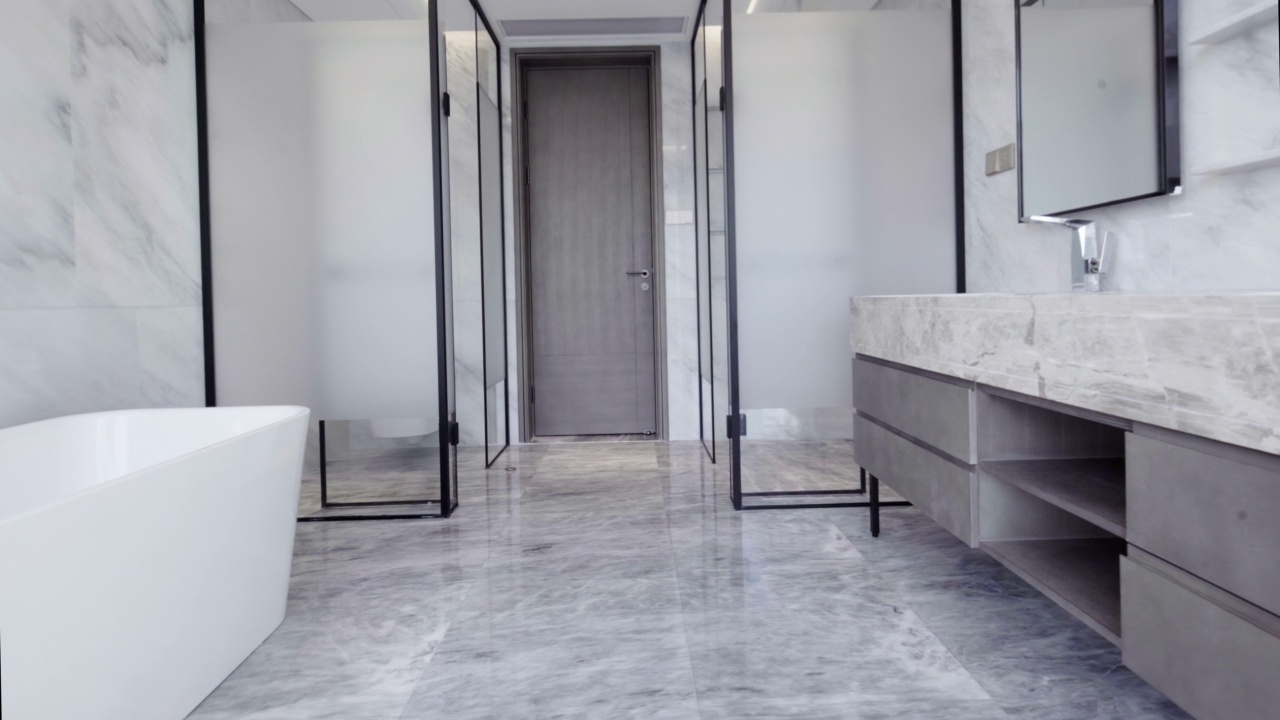 现代浴室与豪华的设计和装饰视频素材