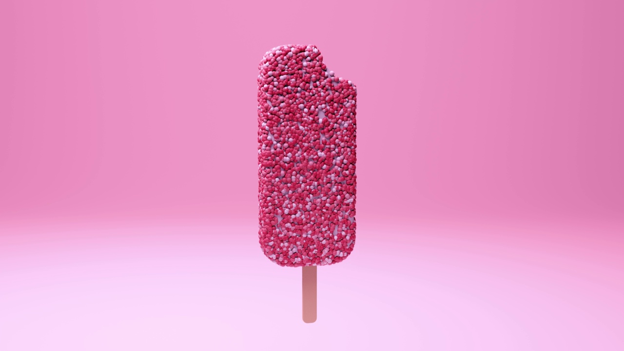 冰淇淋与草莓酥饼屑涂层旋转特写上方的粉红色背景。在棍子上的冰棒视频下载