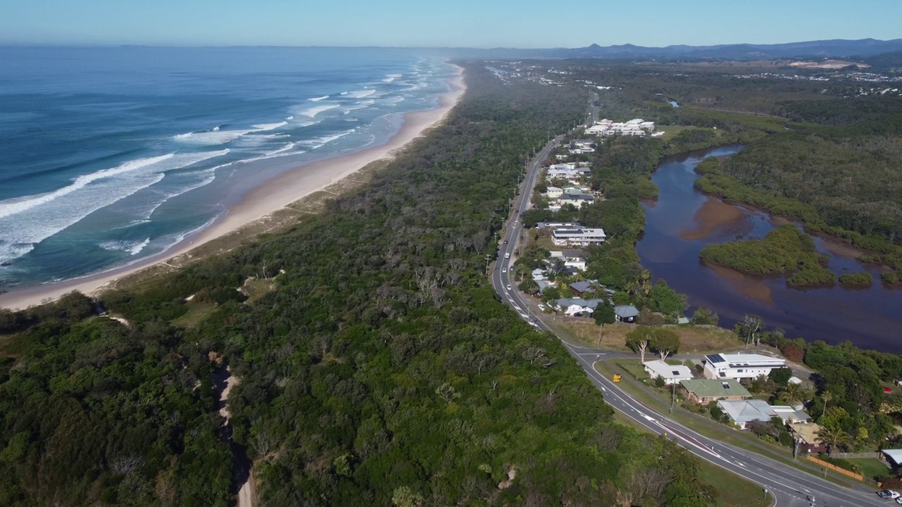 无人机在新南威尔士州黑斯廷斯角的海边村庄上空飞行视频素材