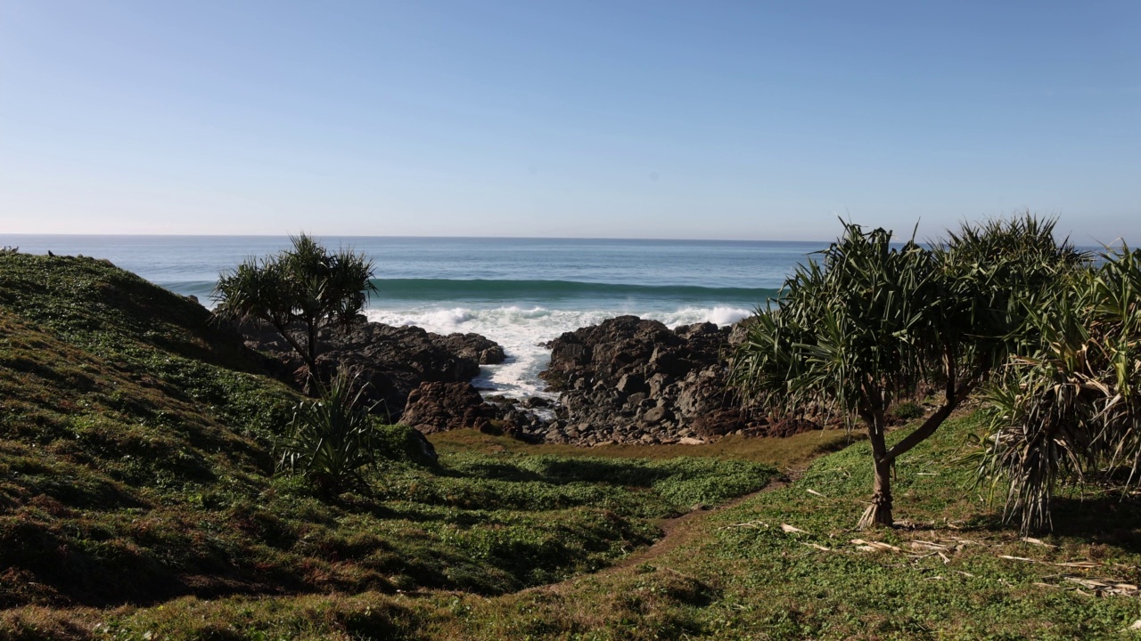 慢动作剪辑的冲浪和海滩在黑斯廷斯点在粗花呢海岸，澳大利亚在4K视频素材